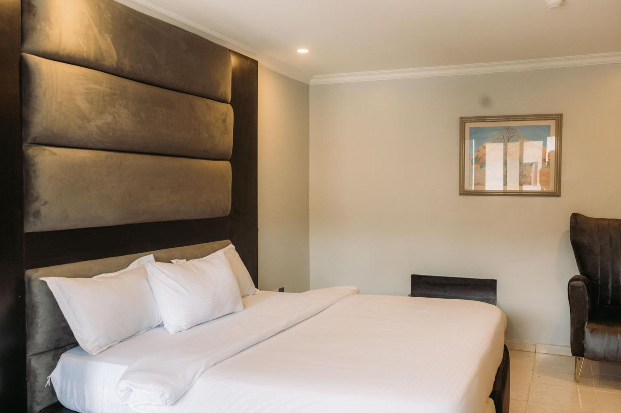 Peemos Hotel واري المظهر الخارجي الصورة