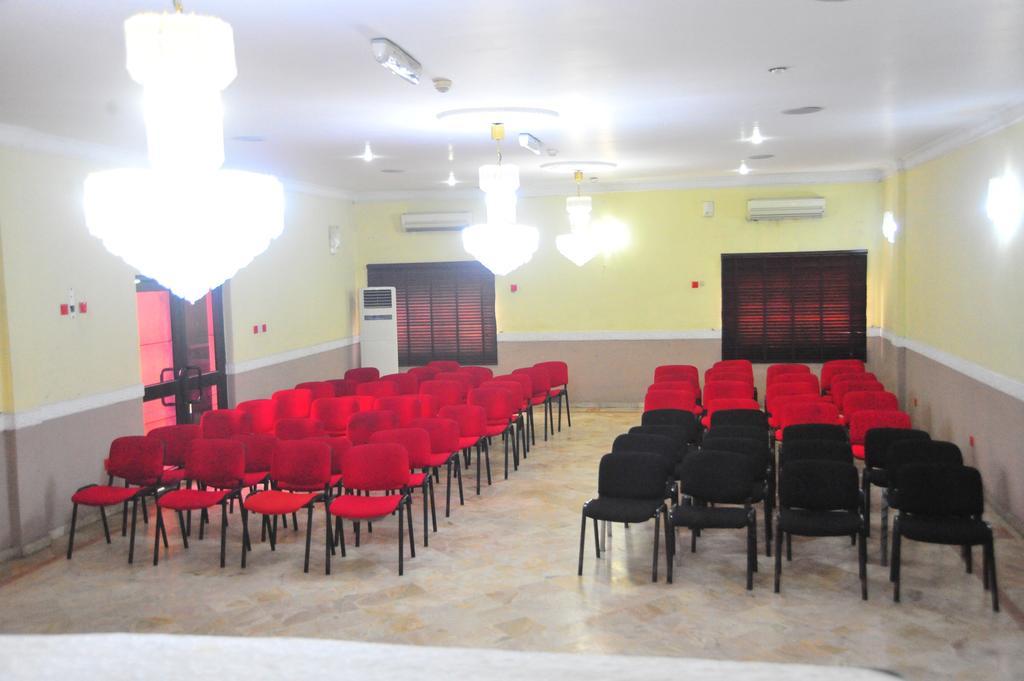 Peemos Hotel واري المظهر الخارجي الصورة